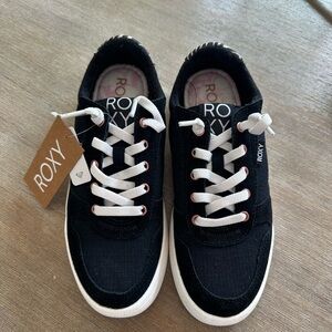 Roxy 6 youth/girls  Black and White Classic Sneakers nwt